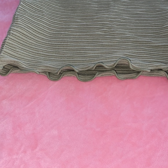 Forever 21 Textured Crop Muscle Arm Wide Arm Hole Pale Pastel Green Ruffled Hem - Picture 2 of 6